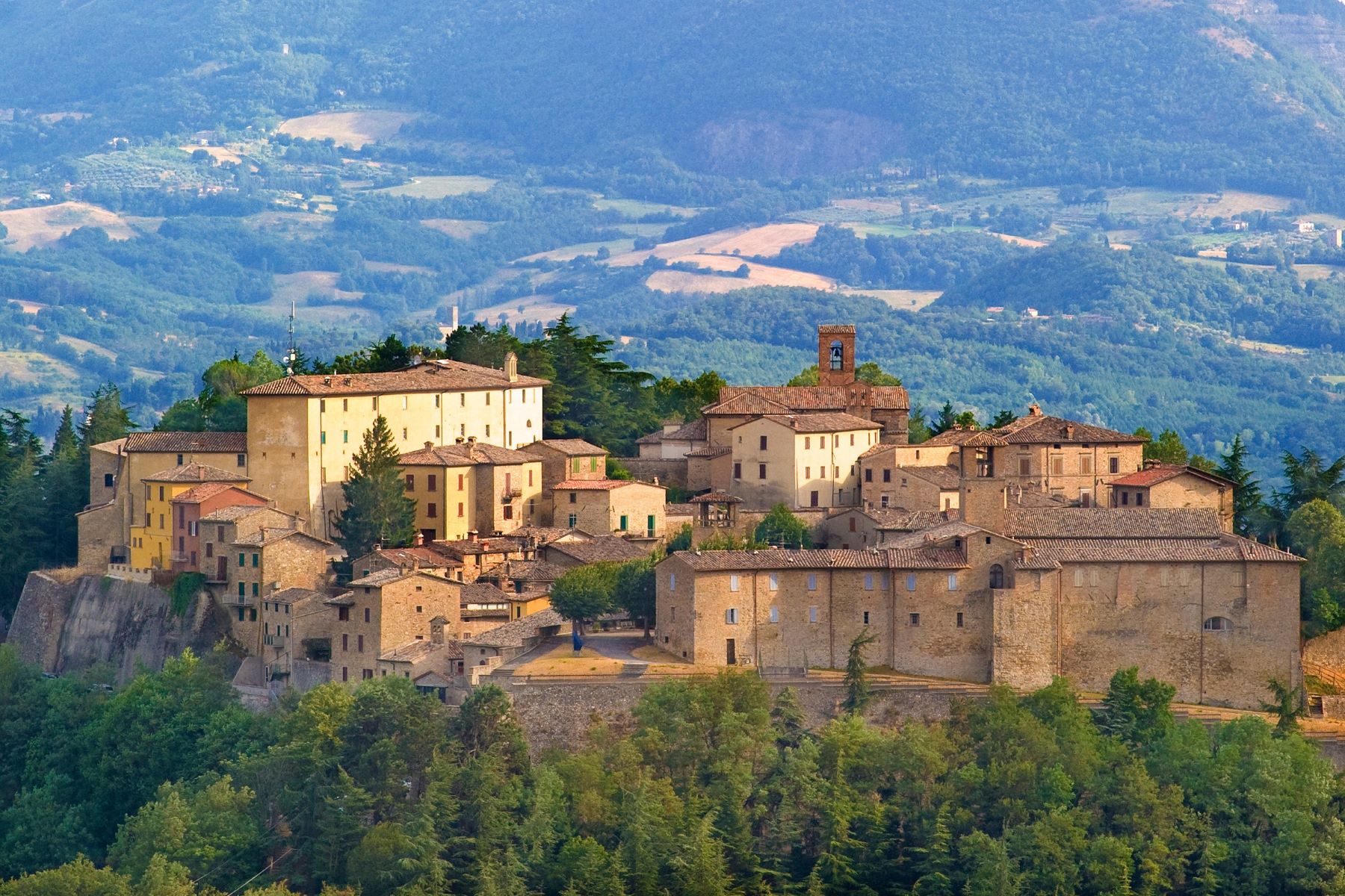 Panorama del borgo medievale di Montone in Umbria