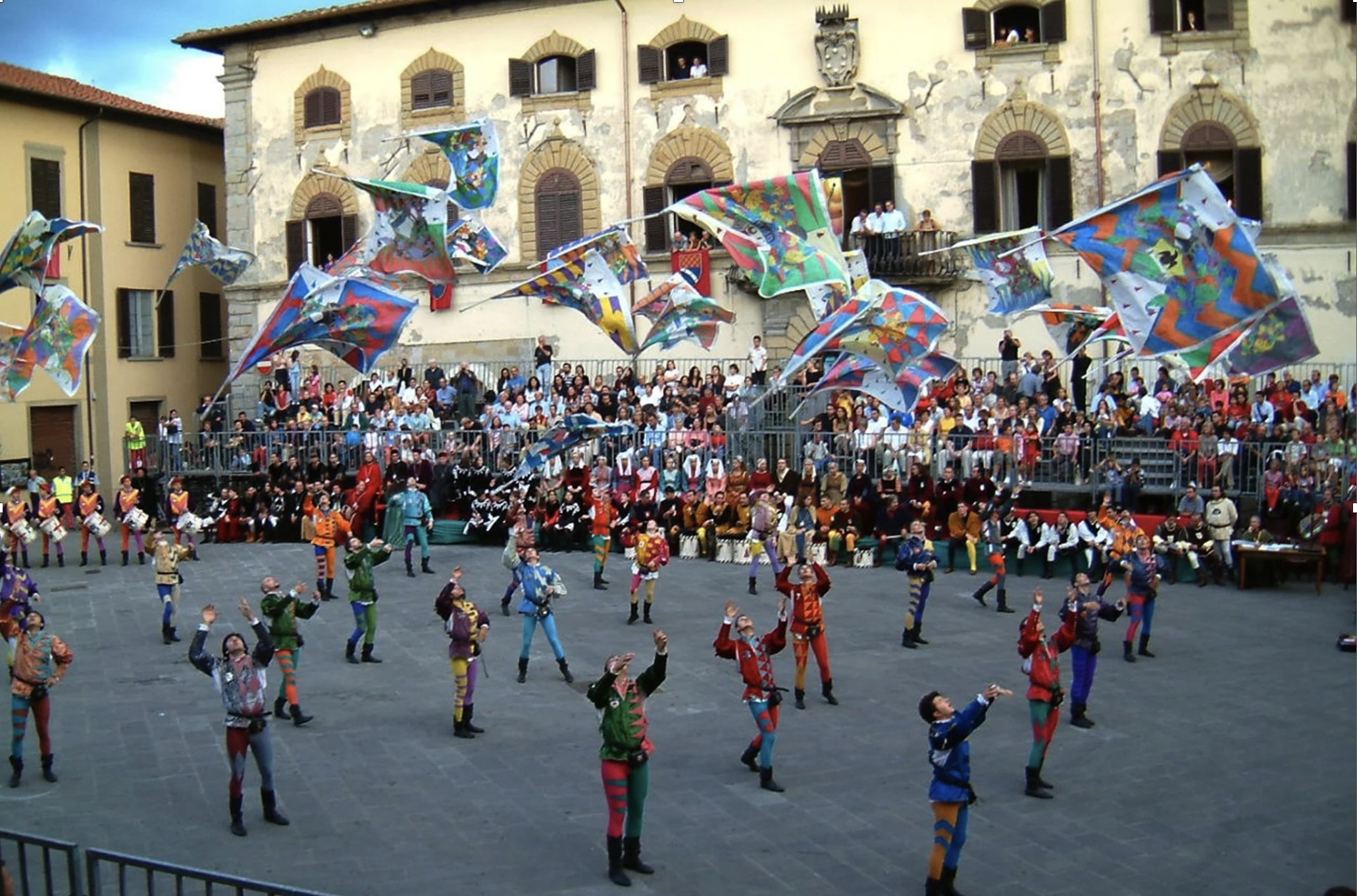 Sbandieratori nel centro storico di Sansepolcro
