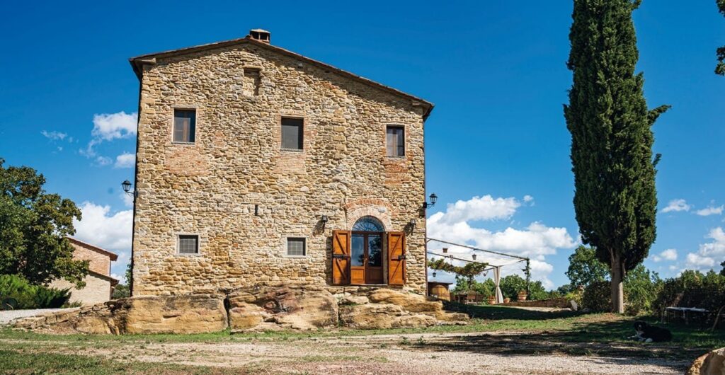 Facciata in pietra di Torre della Soara nella campagna umbra