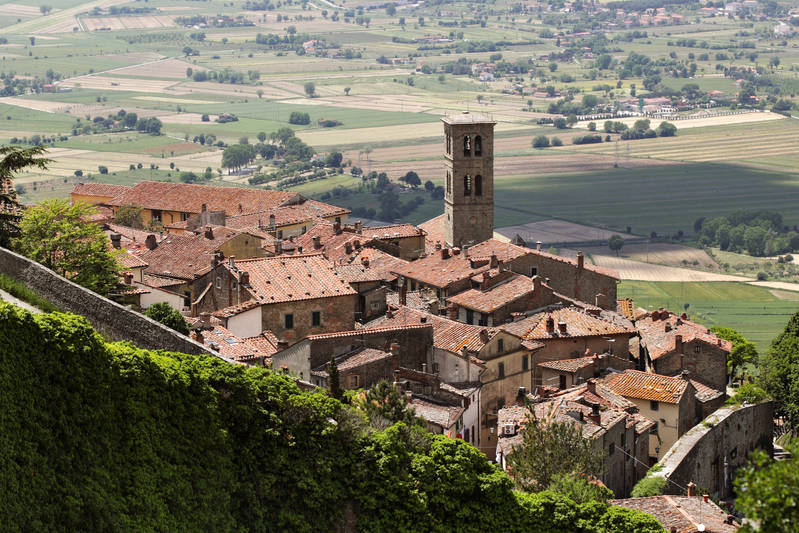 Panorama del borgo collinare di Cortona in Toscana